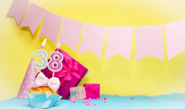 Doğum tarihi pasta ve 38 numara. Renkli bir kart. Doğum günün kutlu olsun. Uzayı kopyala Yıldönümü kartı pembe. Dekorasyon için tebrikler..