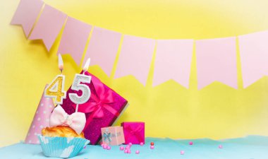 Doğum tarihi, pasta ve 45 numara. Renkli bir kart. Doğum günün kutlu olsun. Uzayı kopyala Yıldönümü kartı pembe. Dekorasyon için tebrikler..