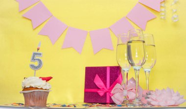 Doğum tarihi 5 numara. Mumlu puding turtası. Bir kız için mutlu yıllar. Pembe fiyonklu hediye kutusu. Yıl dönümü, kopyalama alanı