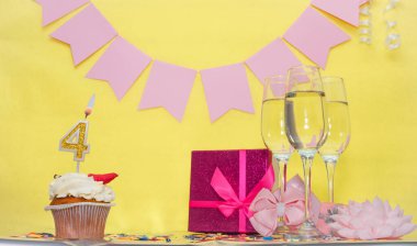 Doğum tarihi 4 numara. Mumlu puding turtası. Bir kız için mutlu yıllar. Pembe fiyonklu hediye kutusu. Yıl dönümü, kopyalama alanı