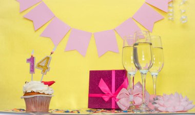 Doğum tarihi 14 numara. Mumlu puding turtası. Bir kız için mutlu yıllar. Pembe fiyonklu hediye kutusu. Yıl dönümü, kopyalama alanı