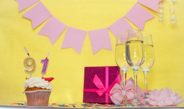 Doğum tarihi 91 numara. Mumlu puding turtası. Bir kız için mutlu yıllar. Pembe fiyonklu hediye kutusu. Yıl dönümü, kopyalama alanı