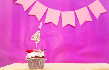 Geçmiş doğum tarihi 4 numara. Pembe arka plan, pasta ve yanan mumlar, yer ayırmak, bir kızın doğum günü için mutlu yıllar. Tatil pudingi..