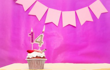 14 numarayla geçmiş doğum tarihi. Pembe arka plan, pasta ve yanan mumlar, yer ayırmak, bir kızın doğum günü için mutlu yıllar. Tatil pudingi..