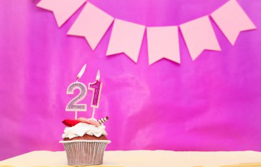 Geçmiş doğum tarihi 20 numara. Pembe arka plan, pasta ve yanan mumlar, yer ayırmak, bir kızın doğum günü için mutlu yıllar. Tatil pudingi..