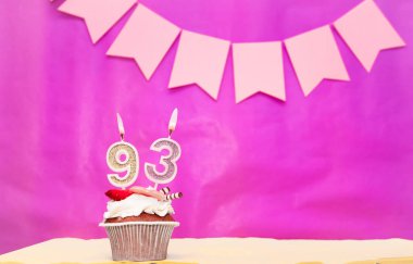 93 numarayla arka plan doğum tarihi. Pembe arka plan, pasta ve yanan mumlar, yer ayırmak, bir kızın doğum günü için mutlu yıllar. Tatil pudingi..