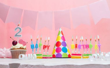 2 numaralı doğum tarihinin geçmişi. Yıldönümü. Bir kız için mumlarla dolu güzel bir arka plan. Kadınların tebrik kartı. Pembeli mutlu yıllar..