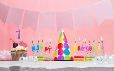 Doğum tarihinin geçmişi 1 numara. Yıldönümü. Bir kız için mumlarla dolu güzel bir arka plan. Kadınların tebrik kartı. Pembeli mutlu yıllar..