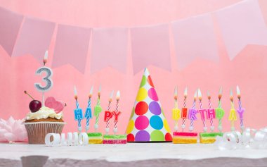 3 numaralı doğum tarihinin geçmişi. Yıldönümü. Bir kız için mumlarla dolu güzel bir arka plan. Kadınların tebrik kartı. Pembeli mutlu yıllar..