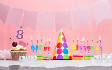 8 numaralı doğum tarihinin geçmişi. Yıldönümü. Bir kız için mumlarla dolu güzel bir arka plan. Kadınların tebrik kartı. Pembeli mutlu yıllar..