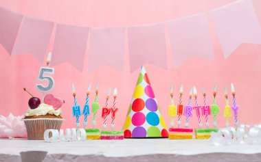 5 numaralı doğum tarihinin geçmişi. Yıldönümü. Bir kız için mumlarla dolu güzel bir arka plan. Kadınların tebrik kartı. Pembeli mutlu yıllar..