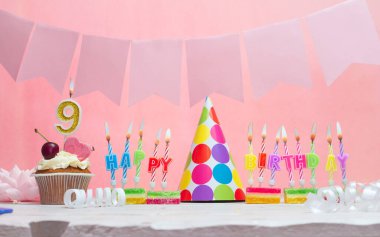 Doğum tarihi 9 'du. Yıldönümü. Bir kız için mumlarla dolu güzel bir arka plan. Kadınların tebrik kartı. Pembeli mutlu yıllar..