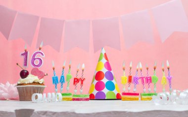 Doğum tarihi 16 'ydı. Yıldönümü. Bir kız için mumlarla dolu güzel bir arka plan. Kadınların tebrik kartı. Pembeli mutlu yıllar..