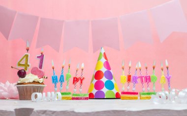 Doğum tarihi 41 'di. Yıldönümü. Bir kız için mumlarla dolu güzel bir arka plan. Kadınların tebrik kartı. Pembeli mutlu yıllar..