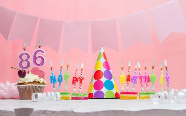 86 numaralı doğum tarihinin geçmişi. Yıldönümü. Bir kız için mumlarla dolu güzel bir arka plan. Kadınların tebrik kartı. Pembeli mutlu yıllar..