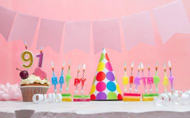 Doğum tarihi 91 'di. Yıldönümü. Bir kız için mumlarla dolu güzel bir arka plan. Kadınların tebrik kartı. Pembeli mutlu yıllar..