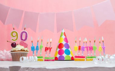 Doğum tarihi 90 'dı. Yıldönümü. Bir kız için mumlarla dolu güzel bir arka plan. Kadınların tebrik kartı. Pembeli mutlu yıllar..