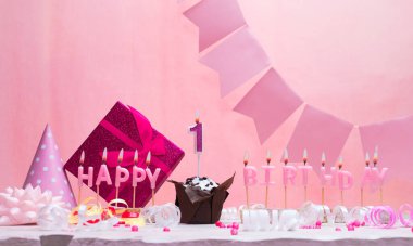 1. Kız için arka plan doğum tarihi. Yıldönümü. Mumlarla dolu güzel bir arka plan. Pastayla birlikte kadınların tebrik kartı. İyi ki doğdun. Boşluğu kopyala