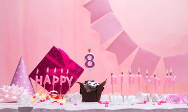 8 yaşındaki bir kızın arka plan kartı. Yıldönümü. Mumlarla dolu güzel bir arka plan. Pastayla birlikte kadınların tebrik kartı. İyi ki doğdun. Boşluğu kopyala