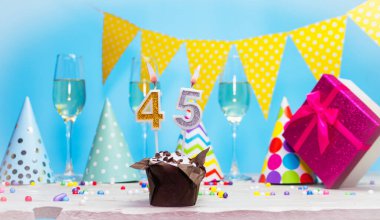 Doğum günü kutulu bir kadın ya da kız için doğum tarihi. 45 numaralı mumlu turta. Yıldönümü kartı ve şampanya. Tatil süslemeleri. Mutlu yıllar.