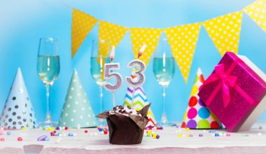 Doğum günü kutulu bir kadın ya da kız için doğum tarihi. 53 mumlu turta. Yıldönümü kartı ve şampanya. Tatil süslemeleri. Mutlu yıllar.