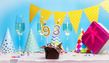 Doğum günü kutulu bir kadın ya da kız için doğum tarihi. 93. mumlu turta. Yıldönümü kartı ve şampanya. Tatil süslemeleri. Mutlu yıllar.