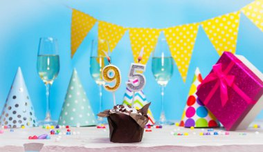Doğum günü kutulu bir kadın ya da kız için doğum tarihi. 95. mumlu turta. Yıldönümü kartı ve şampanya. Tatil süslemeleri. Mutlu yıllar.