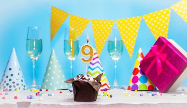 Doğum günü kutulu bir kadın ya da kız için doğum tarihi. 9 numaralı mumlu turta. Yıldönümü kartı ve şampanya. Tatil süslemeleri. Mutlu yıllar.