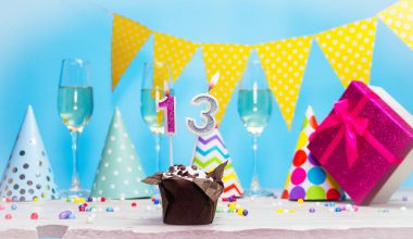 Doğum günü kutulu bir kadın ya da kız için doğum tarihi. 13 numaralı mumlu turta. Yıldönümü kartı ve şampanya. Tatil süslemeleri. Mutlu yıllar.