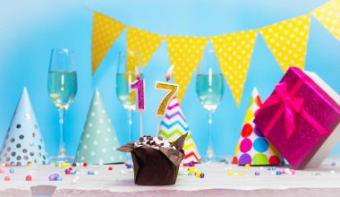 Doğum günü kutulu bir kadın ya da kız için doğum tarihi. 17 mumlu turta. Yıldönümü kartı ve şampanya. Tatil süslemeleri. Mutlu yıllar.