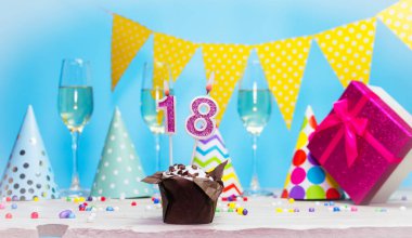 Doğum günü kutulu bir kadın ya da kız için doğum tarihi. 18. mumlu turta. Yıldönümü kartı ve şampanya. Tatil süslemeleri. Mutlu yıllar.