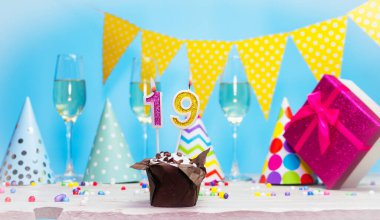 Doğum günü kutulu bir kadın ya da kız için doğum tarihi. 19 numaralı mumlu turta. Yıldönümü kartı ve şampanya. Tatil süslemeleri. Mutlu yıllar.