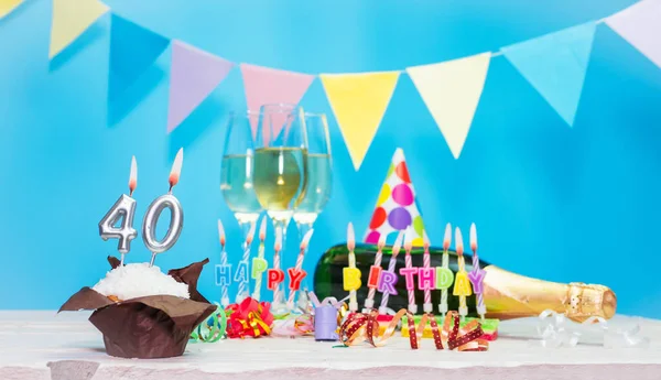 Doğum tarihi, mumlar ve 40 numara. Yıldönümü tebrik kartı. Tatil süslemeleri. Mutlu doğum günü mumları. Çok renkli çelenklerle süslenmiş.