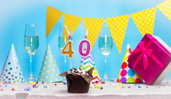 Doğum günü kutulu bir kadın ya da kız için doğum tarihi. 40 mumlu turta. Yıldönümü kartı ve şampanya. Tatil süslemeleri. Mutlu yıllar.