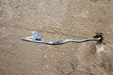 Duvarda alçıdan elektrik kablosu, prizde kablo, lamba anahtarı..