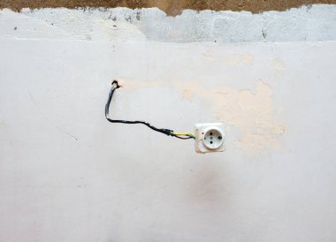 Antika bir Rosette, asılı bir rosette. Alçıdan elektrik kabloları, prizde kabloyla kabataslak kablolar.