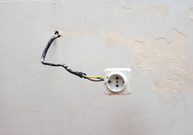 Antika bir Rosette, asılı bir rosette. Alçıdan elektrik kabloları, prizde kabloyla kabataslak kablolar.