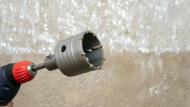 Eve prizler yerleştirildi. Elektrik prizlerini delmek için matkapla delmek. Tuğla bir duvarı delmek için inşaat araçları.