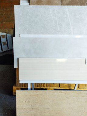 Seramik fayanslar çok renkli paletler. İnşaat duvarı fayansları. Mermer döşeme dokusu, porselen taş kaplama.