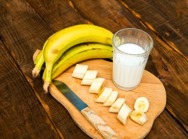 Dilimlenmiş muz ile süzme peynir tabağı, peynirli süt ürünü dilimler..