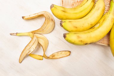 Muzlar saman mutfak sepetinde. Muzlar mutfak masasında. Muz kabuğu.