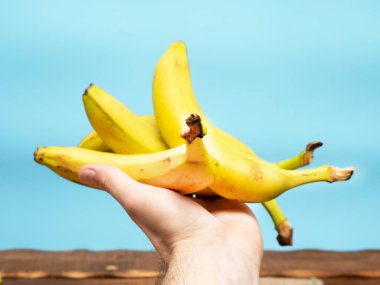 Mutfak kesim tahtasında iştah açıcı muz, üst manzara. Kabuksuz muz