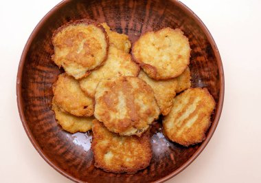 Draniki tabakta, patatesli gözleme, taze patatesli gözleme..