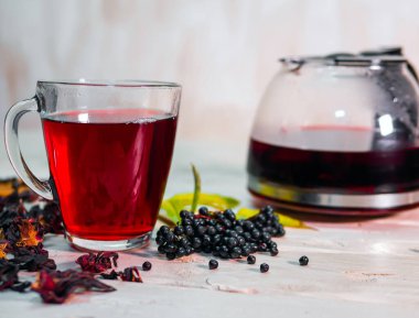 Kırmızı böğürtlen çayı, siyah mürver çayı. Naturopati, tıbbi şurup ya da tütsü. Bir içecekte böğürtlen ilacı. Homeopati.