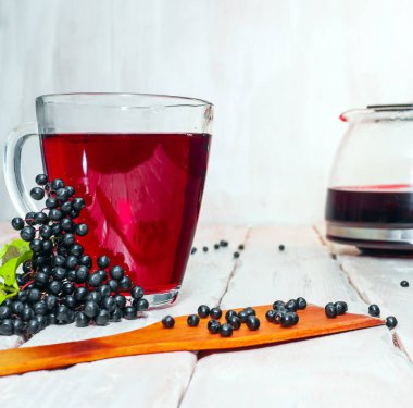 Kırmızı böğürtlen çayı, siyah mürver çayı. Naturopati, tıbbi şurup ya da tütsü. Bir içecekte böğürtlen ilacı. Homeopati.