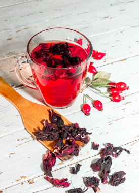 Terapötik gül çayı, şeffaf bir fincanda kırmızı çay, sağlık için bitkisel tortulu gül üzümü. Homeopati, naturopatik çay. meyve suyu