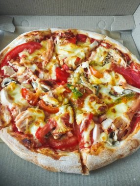 Üst manzara, masada nefis pizza, dairedeki masada pizza. Yemek teslimatı. Fast food.