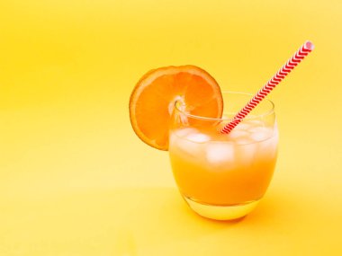 Bardakta pipetle limonata. Yaz portakallı, bir dilim portakallı, buzlu. Şeffaf bardakta soda. Alkollü Apperol içeceği. Doğal meyve suyu