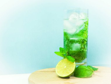 Naneli taze kokteyl vitamini mojito. Limonlu doğal yaz içeceği. Şeffaf bardakta soda. Alkolik Apperol. Buzlu doğal meyve suyu..