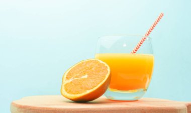 Kamışlı portakallı limonata. Portakal dilimli yaz portakal suyu. Şeffaf bardakta soda. Alkollü Apperol içeceği. Buzlu doğal meyve suyu. Multivitamin taze sıkılmış..